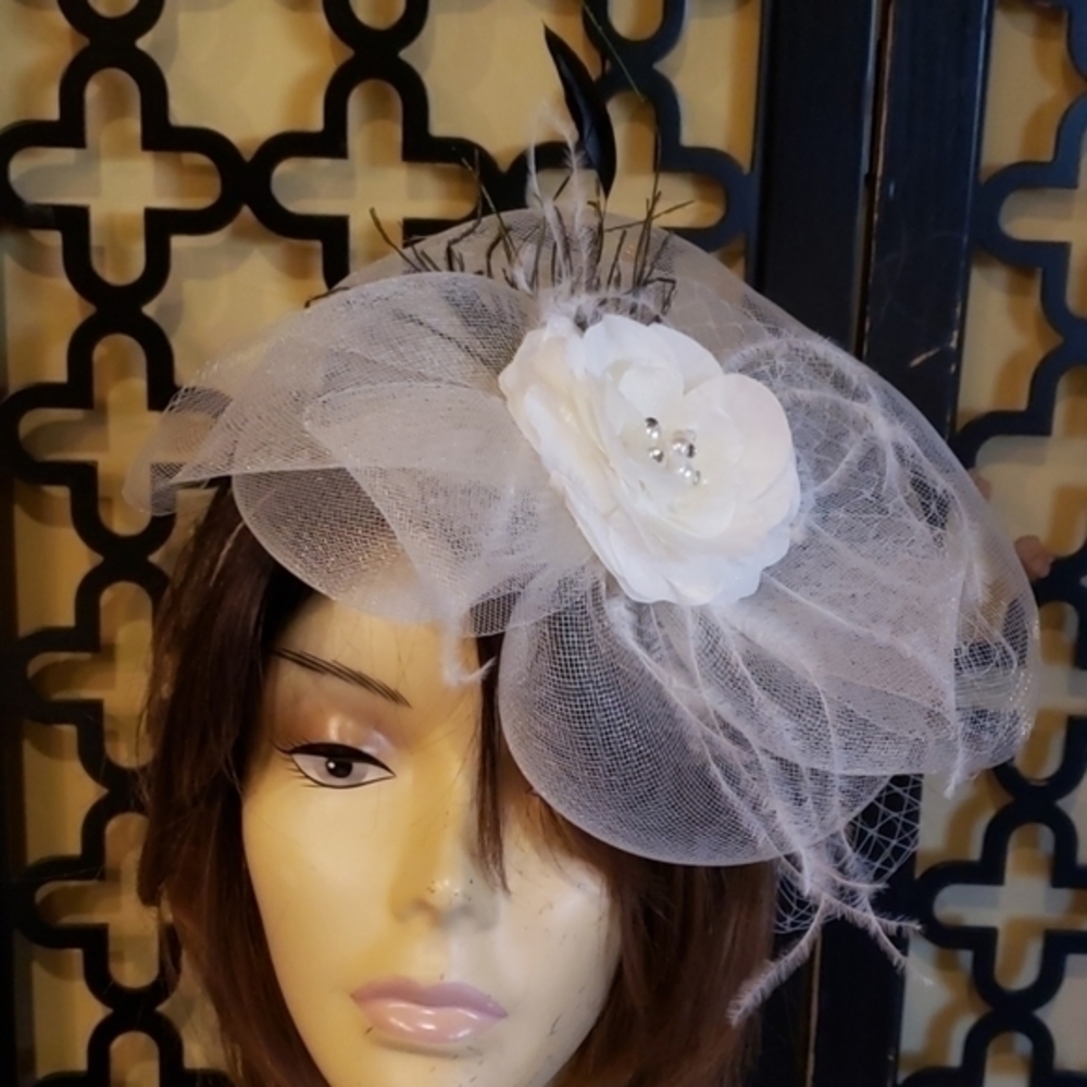 WHITE‎  NETTED FASCINATOR HEADBAND HAT  BRIDAL TEA CHURCH DERBY